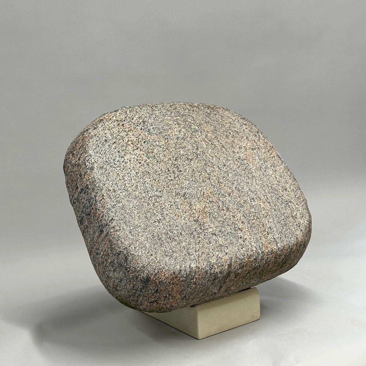 liegender Grabstein, allseitig geflammt